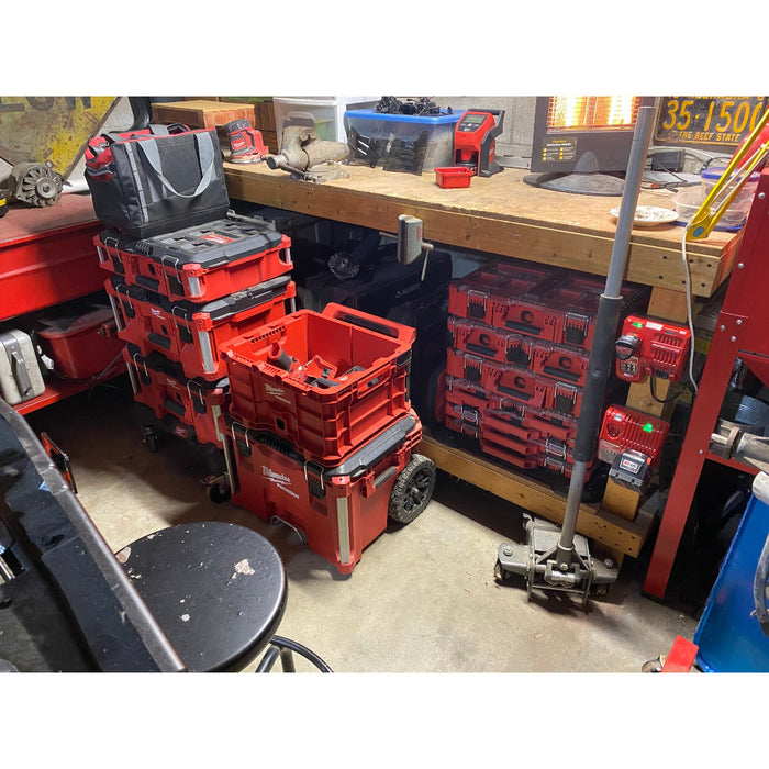 Milwaukee 48-22-8426 250-Pound Capacity Polymer Packout Rolling Tool Box